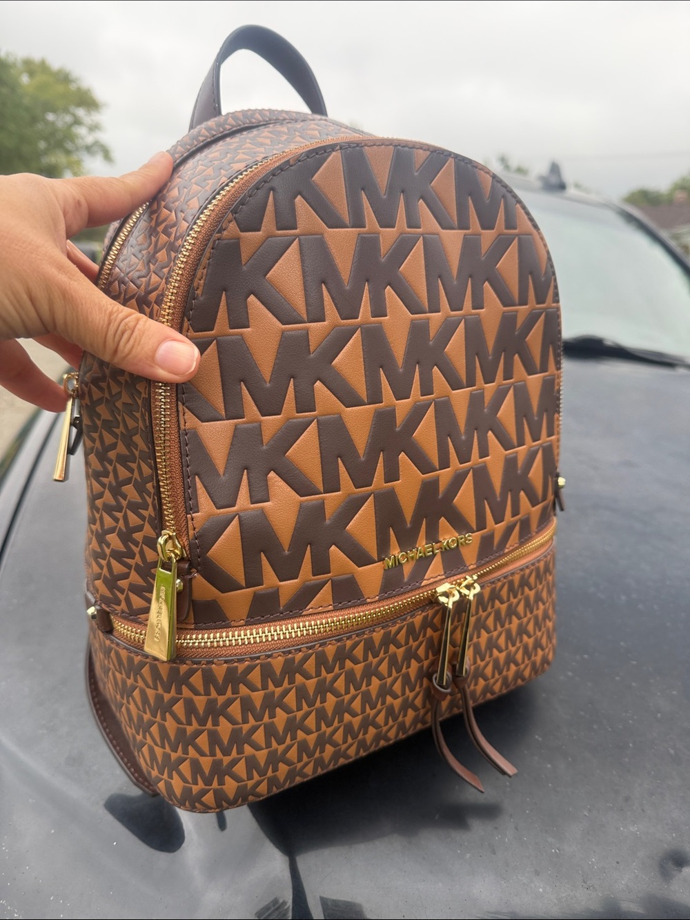 ❤️🔥🤎🧡Michael Kors Men’s Brown Monogrammed MK Backpack with Gold Hardware🤎🧡